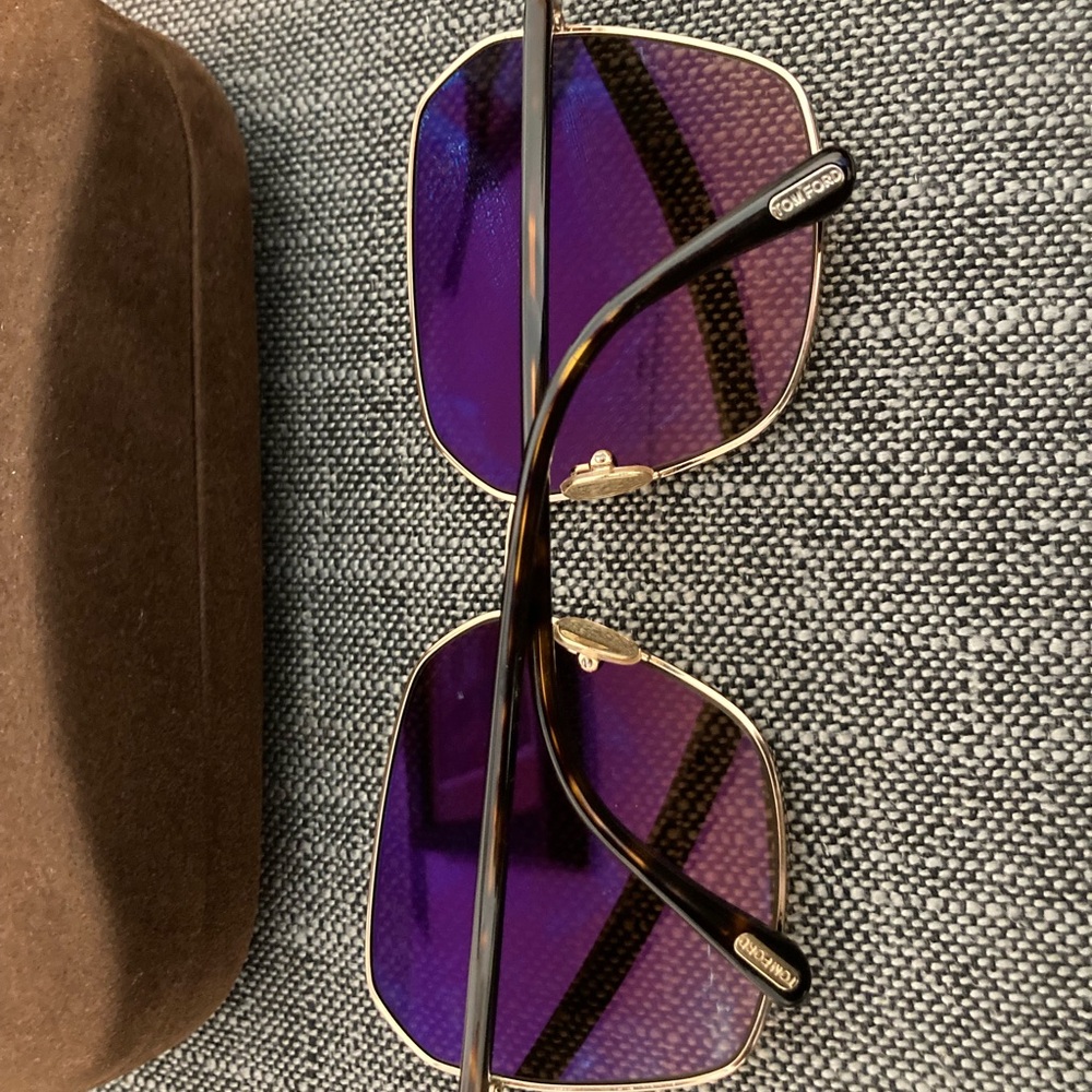 Tom Ford Elegant Gold Frame Sunglasses - Picture 2 of 4